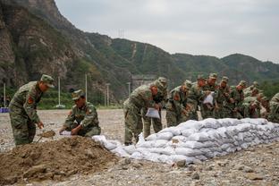 乔治：莱昂纳德和哈登会吸引很多防守 这让我打得更自在